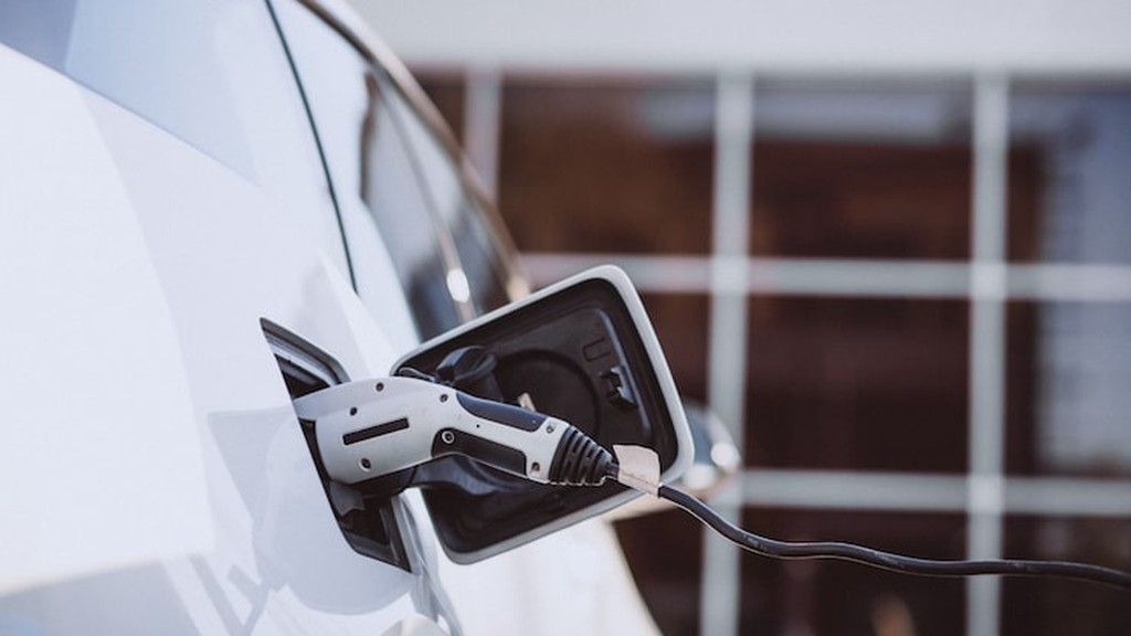 İngiltere’de Elektrikli Satışları Türkiye’nin 3,4 Katına Ulaştı — Elektrikli Araç Alım Rehberi