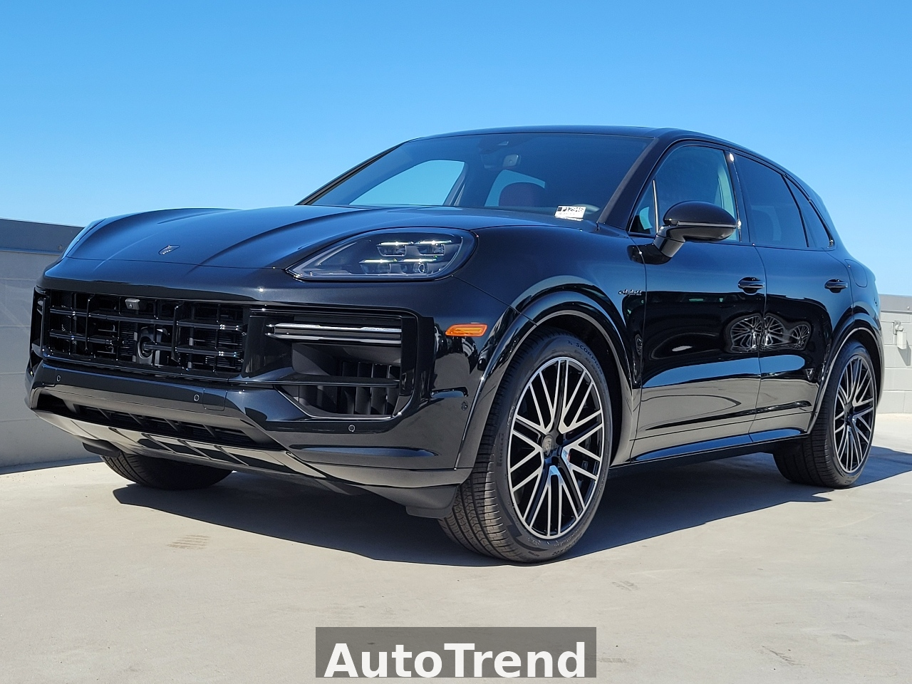 2025 Porsche Cayenne Turbo E-Hybrid – Performansla Elektriğin Zirvesi